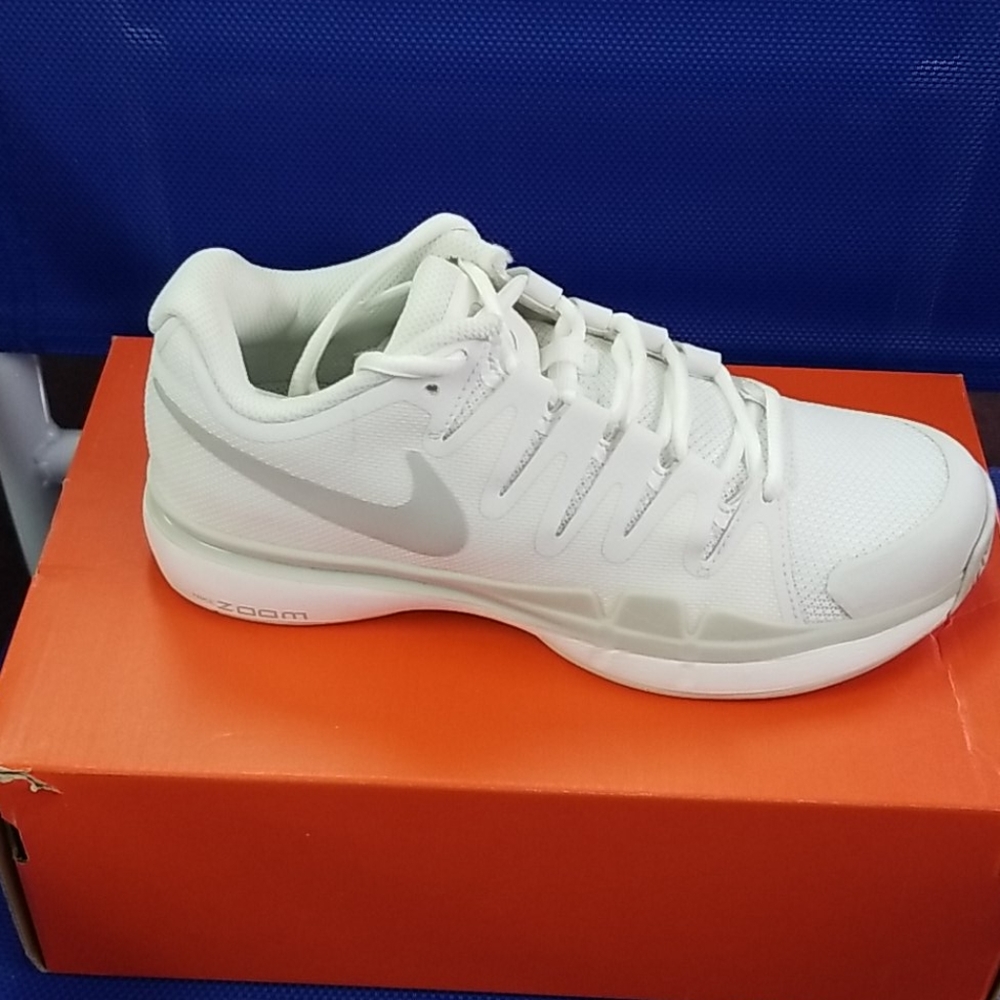 Tennis shoes